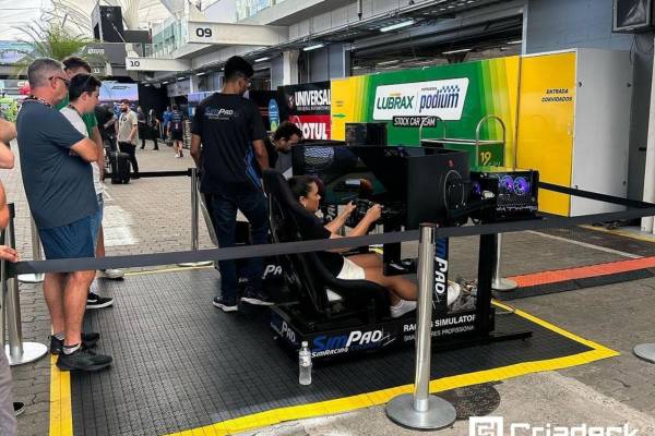 Super Final da Stock Car 2023: Criadeck Garante Segurança com Pisos Plásticos Pixel.